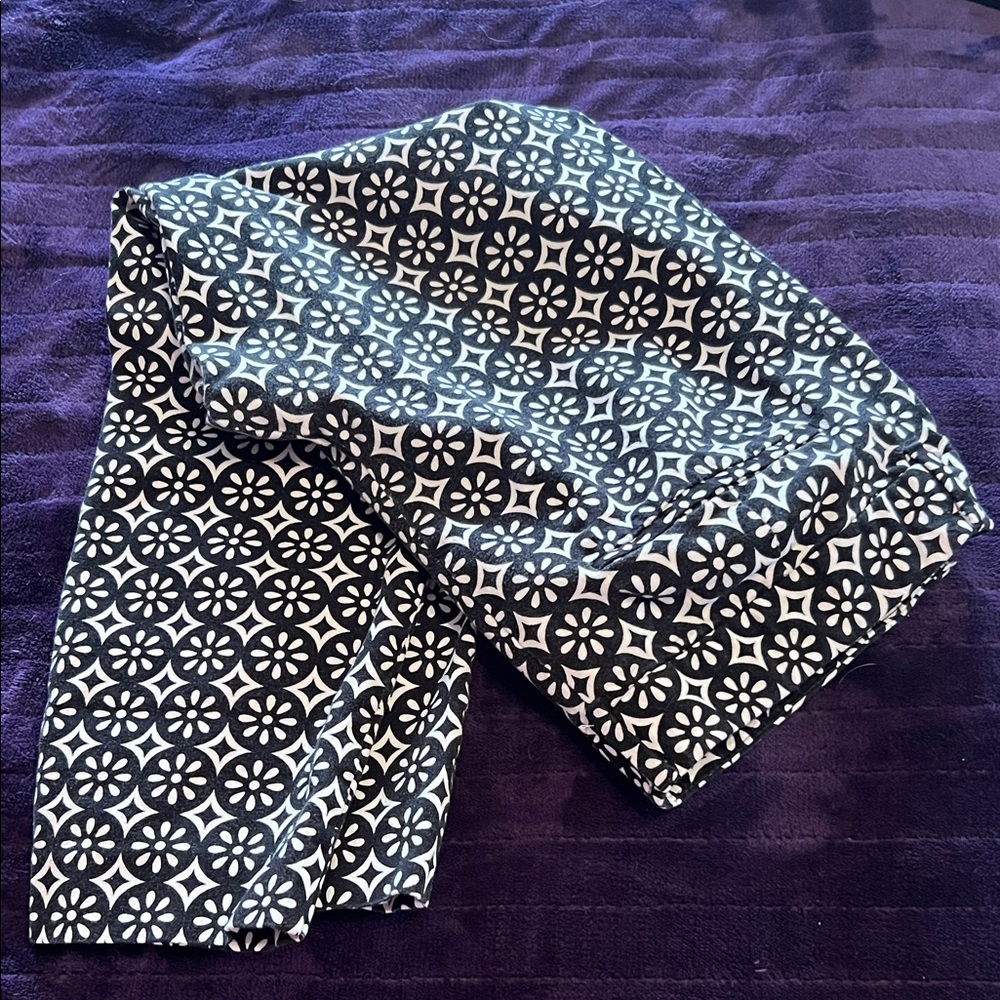 Old Navy Black and White Floral Geometric Capris